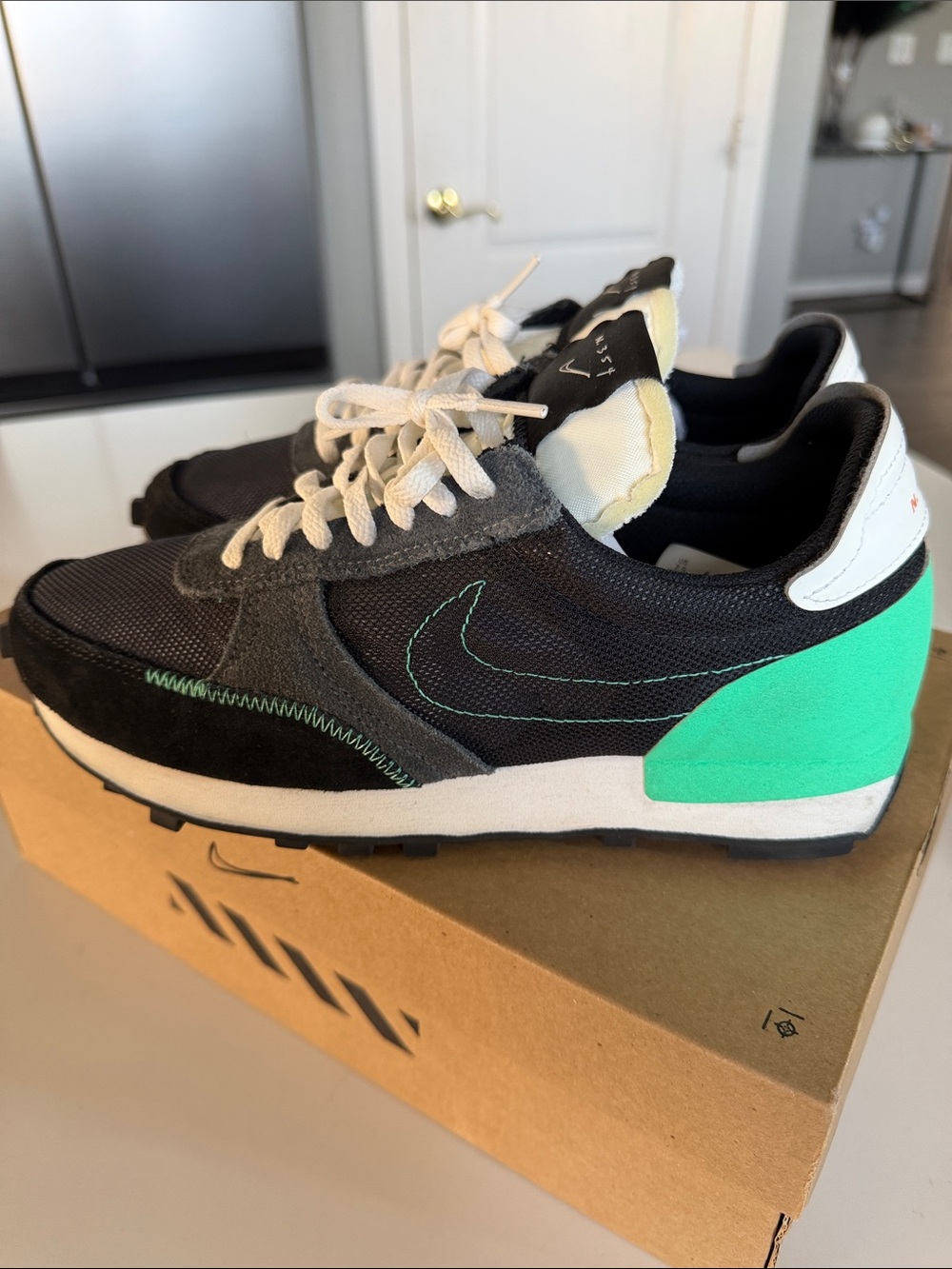 Nike Men's 7.5 / Women’s 9 Black Sneakers with Mint Green Heel Accent